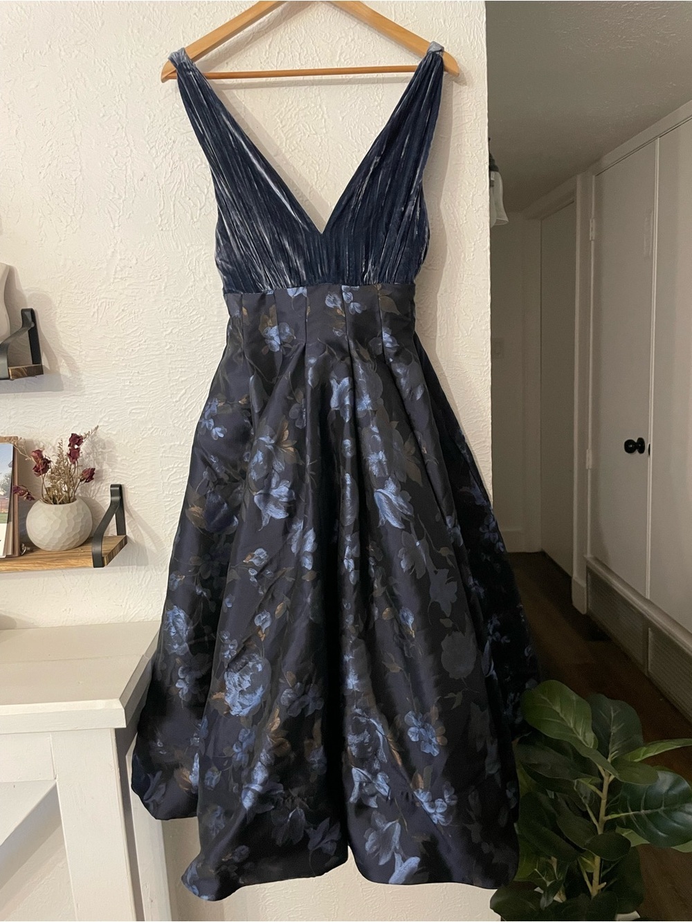 Maeve V-Neck Blue Floral Velvet Jacquard A-Line Midi Dress US 4 - Picture 4 of 9